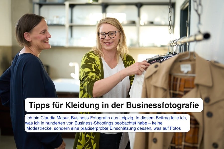 Claudia Masur und ihre Kundin wählen gemeinsam Kleidung für ein Business-Fotoshooting aus.