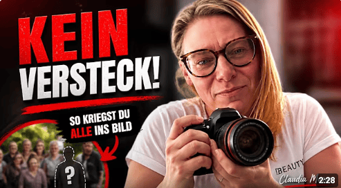 Fotografin Claudia Masur mit Kamera, daneben der Schriftzug „Kein Versteck! So kriegst du alle ins Bild“ und ein Gruppenfoto, in dem eine Person als Platzhalter-Silhouette fehlt