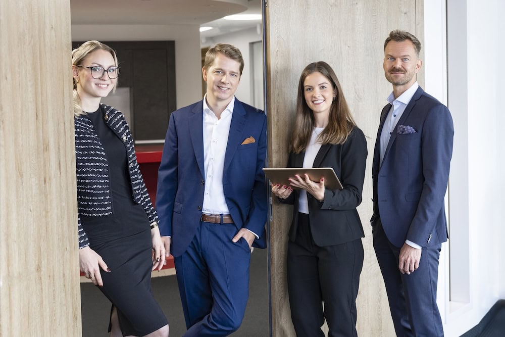 Business-Team im Büroflur, Gruppenporträt – Corporate Fotografie Leipzig von Claudia Masur Photography